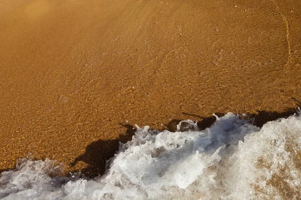 Meereswelle Mit Blasen Trifft Den Sandstrand — Stockfoto