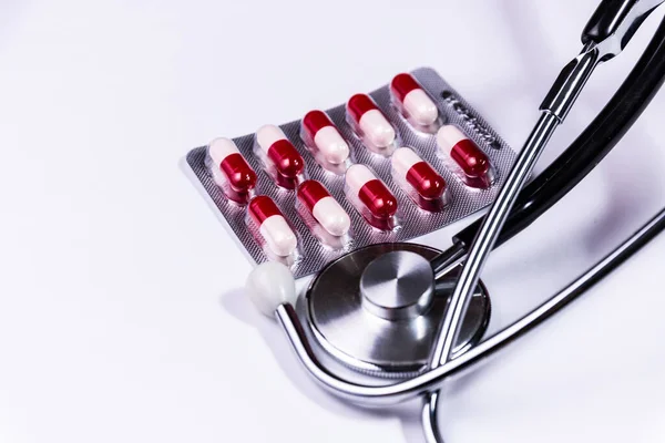 Conceito Médico Com Pílulas Coloridas Estetoscópio Branco — Fotografia de Stock
