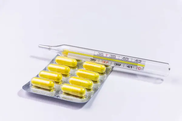 Termometer Med Ett Blister Med Apotekspiller — Stockfoto