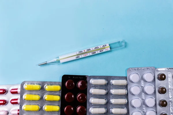 Pastillas Termómetro Sobre Fondo Azul — Foto de Stock