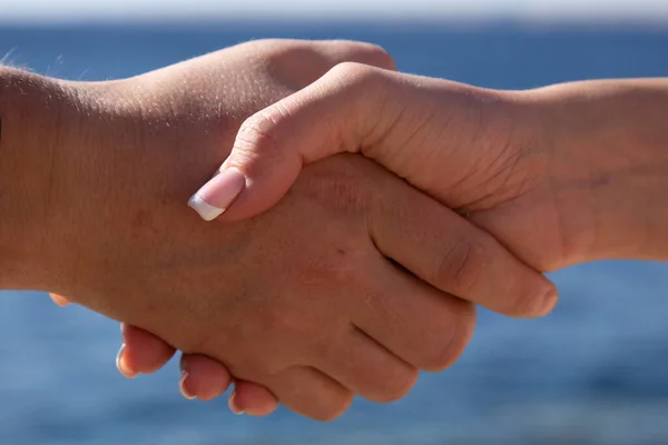 Apretón Mano Las Mujeres Los Hombres Sobre Fondo Del Mar — Foto de Stock