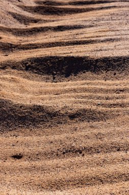 Çölün kumlarına yaklaş, çöl kumlarına yaklaş.