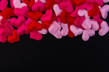 Siyah arka planda bir sürü küçük kalp.