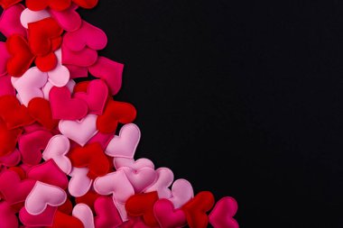 Siyah arka planda bir sürü küçük kalp.