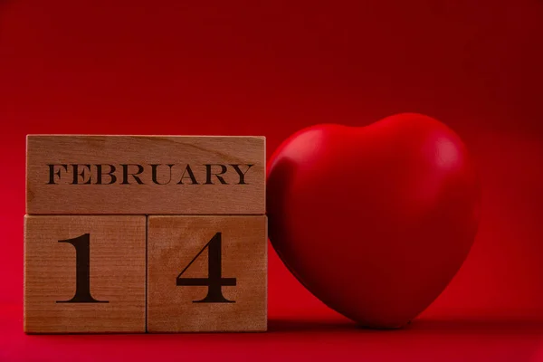 2月14日 木制立方体上有题词 红底上有一颗大大的心 — 图库照片