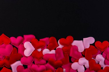 Siyah arka planda bir sürü küçük kalp.