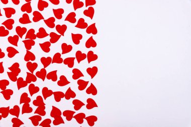 Beyaz arka planda küçük kırmızı kalplerin arkaplanı