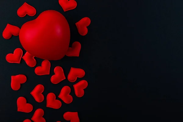 Κόκκινη Ογκομετρική Καρδιά Και Μικρές Καρδιές Μαύρο Φόντο — Φωτογραφία Αρχείου