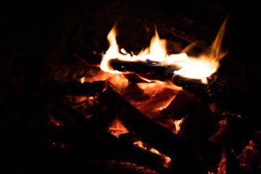 Şenlik ateşi. Yangının turuncu alevi. Kundakçılık ya da doğal afet. Şenlik ateşi yakın. Doğada ateş. Şenlik ateşi. Kamp ateşi sarıldı..