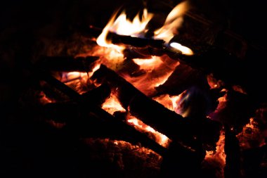 Şenlik ateşi. Yangının turuncu alevi. Kundakçılık ya da doğal afet. Şenlik ateşi yakın. Doğada ateş. Şenlik ateşi. Kamp ateşi sarıldı..