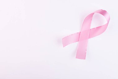 Pembe kurdele göğüs kanseri farkındalığı sembolik yay rengi kadın göğüs tümörü olan insanlara destek sağlıyor