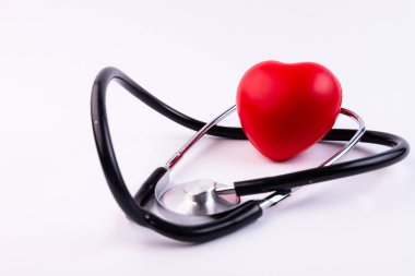 Beyaz arka planda fonendoskoplu ses ölçer kalp. Kalp hastalığı olan hastalara destek kavramı.