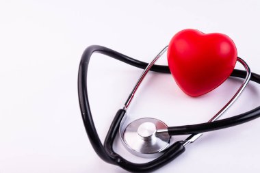 Beyaz arka planda fonendoskoplu ses ölçer kalp. Kalp hastalığı olan hastalara destek kavramı.