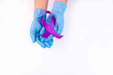 Kadın ellerinde mor kurdele. Kopya alanı olan pankreas kanseri sembolü..