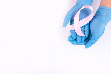 Pembe kurdele göğüs kanseri farkındalığı sembolik yay rengi kadın göğüs tümörü olan insanlara destek sağlıyor