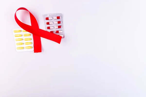 Fita Vermelha Pílulas Como Símbolo Consciência Aids Fundo Branco — Fotografia de Stock