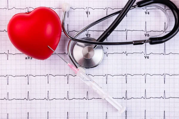 Estetoscopio Una Jeringa Corazón Rojo Encuentran Cardiograma Salud Cardiología Concepto —  Fotos de Stock