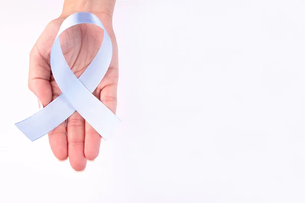 Cinta Azul Una Mano Femenina Simboliza Conciencia Del Cáncer Próstata — Foto de Stock