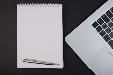 İş yeri ve iş eşyalarının çalışma masası