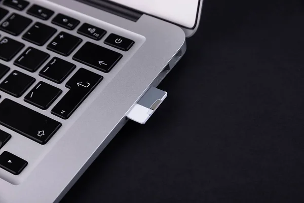 Flash Drive Inserito Nel Computer Portatile Sfondo Nero — Foto Stock