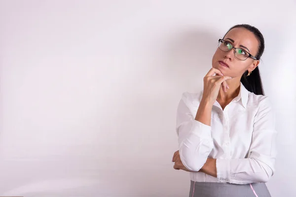 Portret Van Een Attente Jonge Vrouw Met Een Bril Die — Stockfoto