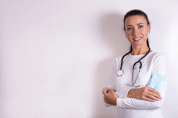 Vänlig Läkare Kvinna Med Stetoskop Över Vit Bakgrund — Stockfoto
