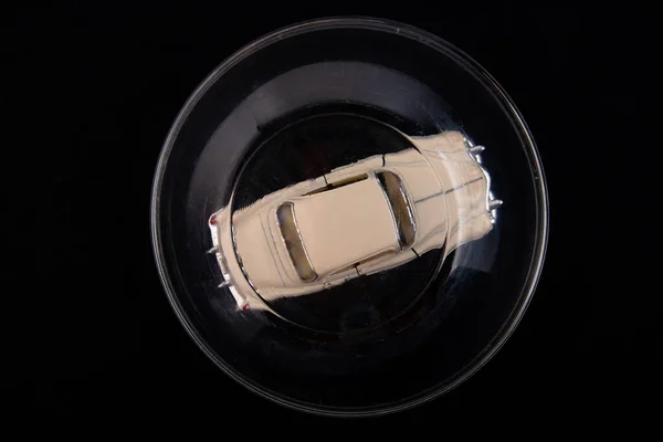 Weißes Auto Ist Unter Einer Glaskuppel Auf Schwarzem Hintergrund Geschützt — Stockfoto