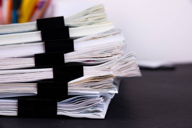 Ofis masasında tamamlanmamış evrak yığını, bir yığın iş kağıdı.