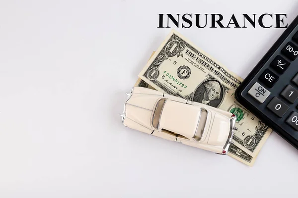 Kfz Versicherungskonzept Mit Taschenrechner Auf Weißem Hintergrund — Stockfoto