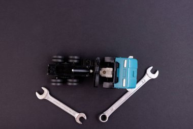 Yükseltilmiş bir taksisi ve siyah arka planı olan bir kamyonet.