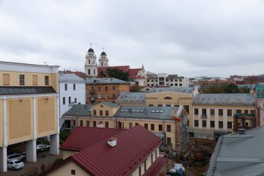 MINSK, BELARUS - 26 Ekim 2020: tarihi binalar. Eski şehrin çok renkli çatıları.