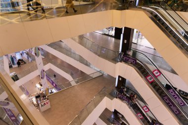 MINSK, BELARUS - 26 Ekim 2020: Alışveriş merkezinin yürüyen merdivenleri