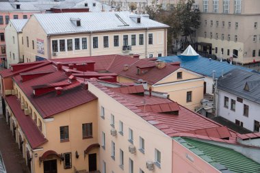MINSK, BELARUS - 26 Ekim 2020: tarihi binalar. Eski şehrin çok renkli çatıları.
