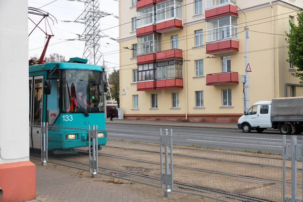 Minsk Bielorrusia Octubre 2020 Tranvía Ciudad Recorre Ruta Entre Las — Foto de Stock