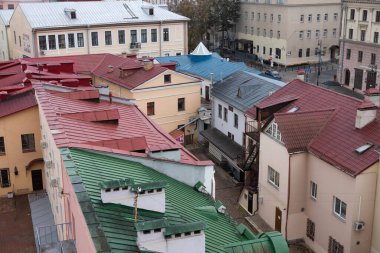 MINSK, BELARUS - 26 Ekim 2020: tarihi binalar. Eski şehrin çok renkli çatıları.