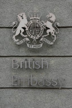 MINSK, BELARUS - 26 Ekim 2020 İngiliz Büyükelçiliği 'nin amblemi.
