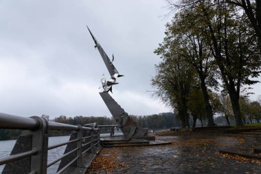 MINSK, BELARUS - 26 Ekim 2020: anıtlar, çağdaş sanat, sonbaharda nehirde paslanmaz çelik kuşlar.