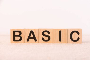 Hafif arkaplandaki tahta bloklar hakkında BASIC sözcüğü