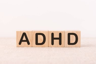 Hafif arkaplanda dikkat eksikliği olan hiperaktivite küplerinin kısaltması. ADHD 'yi kapat - Dikkat Eksikliği Hiperaktivite Bozukluğu.