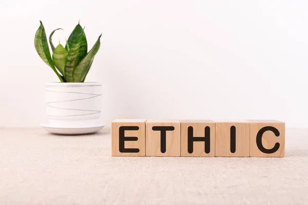 Ethic Szó Egy Fából Készült Kockán Könnyű Háttérrel — Stock Fotó