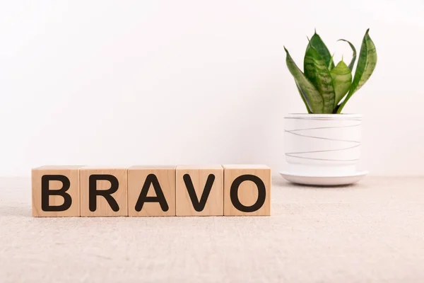 Słowo Bravo Jest Napisane Kostkach Jasnym Stole Kwiatem Lekkim Tłem — Zdjęcie stockowe
