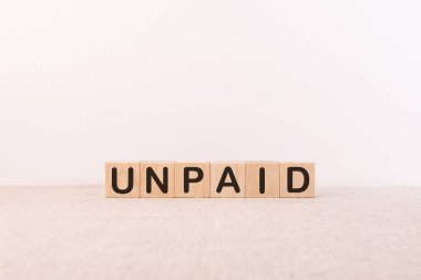 Işık arkaplanındaki yapı taşlarından ödenmemiş sözcük