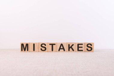 Beyaz arkaplandaki küplerde hata sözcüğü kavramı