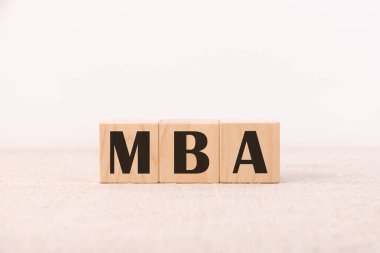 İşletme eğitimi ya da işletme yönetimi konsepti. Hafif arkaplandaki küplere yazılar