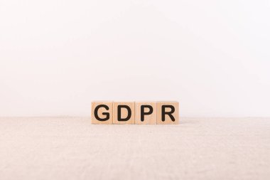 Genel veri koruma düzenlemesinin GDPR konsepti. GDPR metni olan küpler