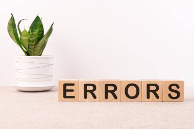 Hafif arkaplandaki tahta küplere ERRORS kelimesi