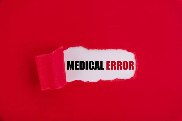 Der Text Medical Error Erscheint Hinter Zerrissenem Roten Papier — Stockfoto