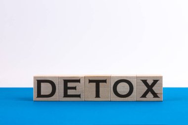 Mavi arkaplandaki tahta küplerin DETOX sözcüğünü kavrayın