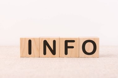 Işık tablosundaki tahta küplere ve arka plandaki aydınlığa yazılmış bilgi sözcük kavramı