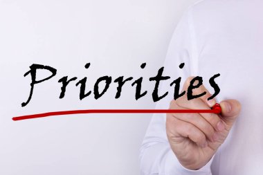 İşadamı el yazısı öncelikleri işaretleyici, iş konsepti